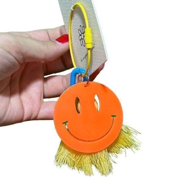 NWT Do‎ Everything In Love Smiley Face Keychain - Picture 2 of 3